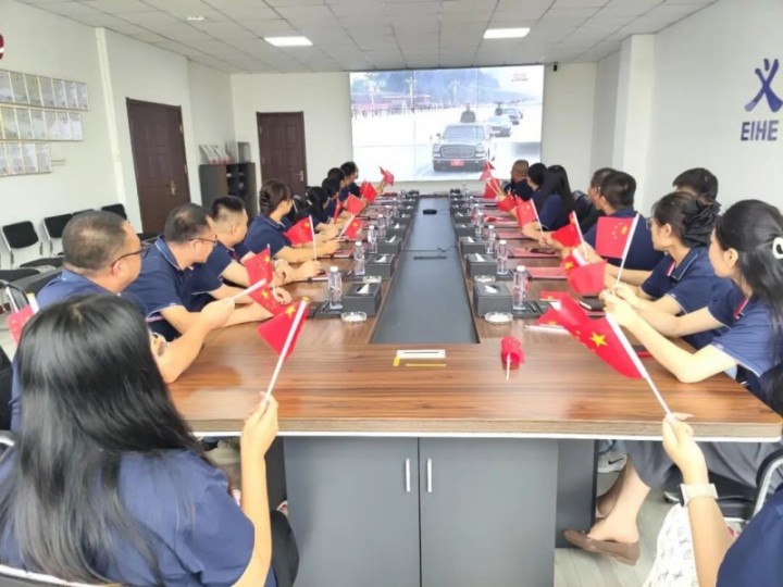 የ 93 ኛ ወታደራዊ ሰልፍ የቀጥታ ስርጭት ስርጭትን የማየት አረብ ብረት አወቃቀር ቡድን የተደራጀ ነው